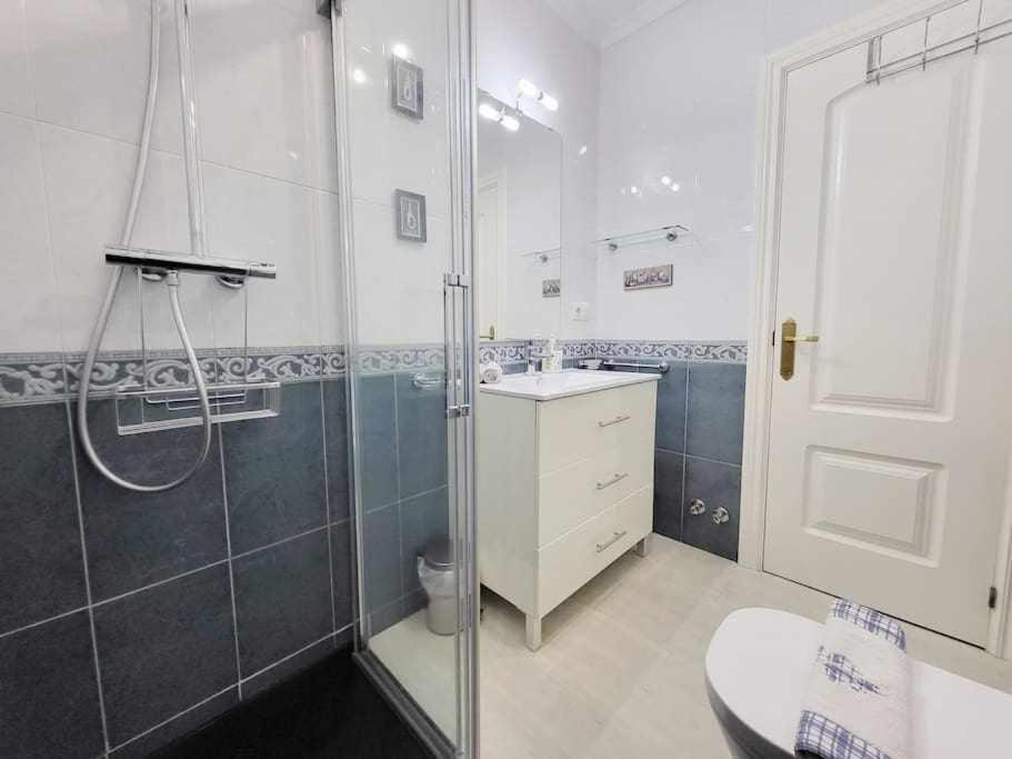 Huoneisto Boliches House 200m Wifi